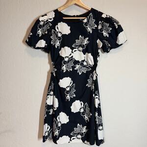 Women's Scoop Black and White Floral Dress with Peek-a-Boo Hole Waist Size M NEW